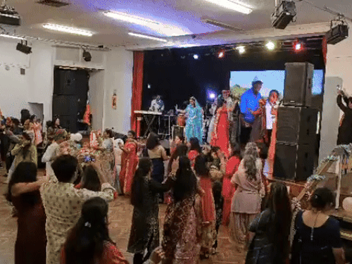 संजय मुकंदगढ़, मनीषा सैनी और हेमंत डांगी की टीम कुरजां प्रस्तुति देते हुए।