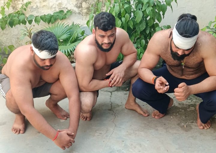 गुरुग्राम में ढाबा मालिक और उसके बेटे पर हमले के आरोप में गिरफ्तार किए गए युवक।