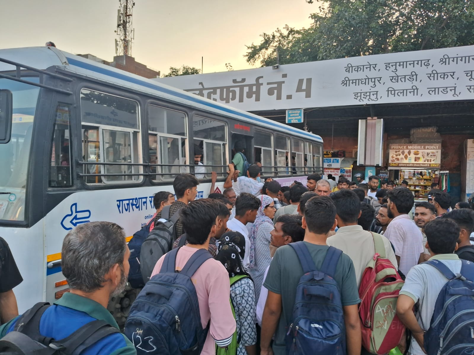 सिंधी कैंप बस स्टैण्ड पर त्योहार जैसा माहौल नजर आया। अभ्यर्थी लंबी दूरी की यात्रा भी रोडवेज बसों से जान जोखिम में डालकर करते नजर आए।