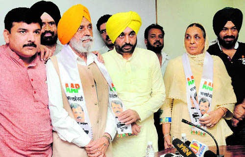 31 अगस्त 2016 को हरमेल सिंह टोहड़ा अपनी पत्नी कुलदीप कौर टोहड़ा के साथ अकाली दल छोड़कर आम आदमी पार्टी में शामिल हुए थे
