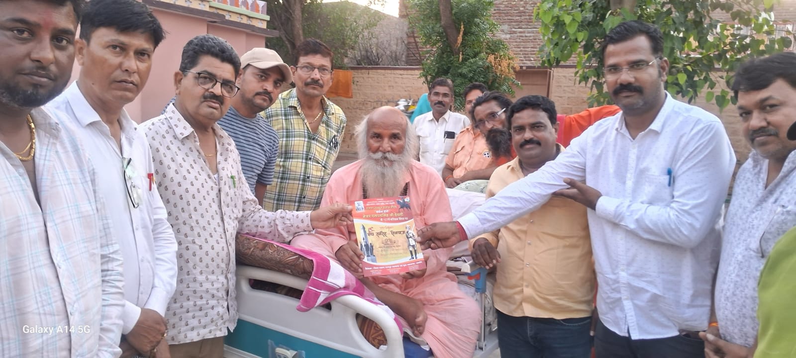 मेजर दलपतसिंह देवली के बलिदान दिवस को लेकर संतो को आमंत्रण पत्रिका देते हुए समाज के लोग