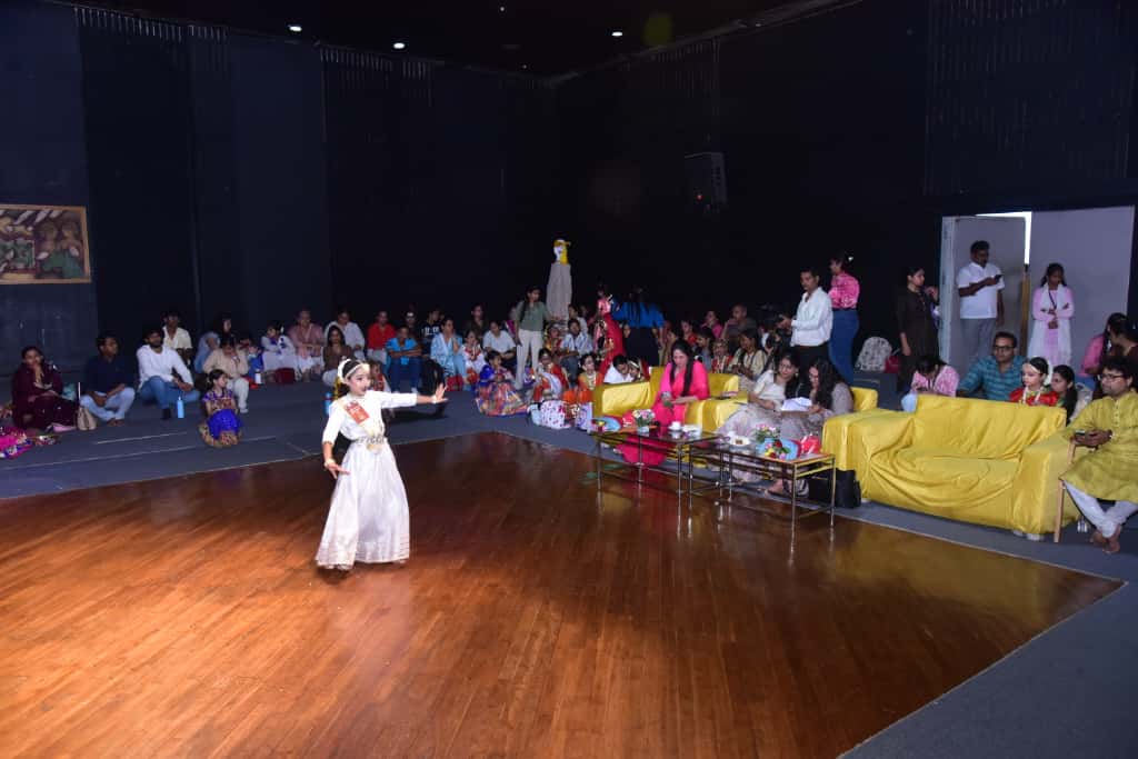 श्रुति मिश्रा ने बताया कि जयपुर, टोंक, जोधपुर, नोएडा व अन्य स्थानों से आए लगभग 140 स्कूली बच्चों ने सीनियर और जूनियर दो वर्गों में भाग लिया।