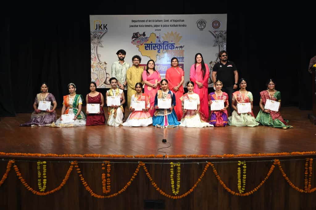 रविवार को नृत्य प्रतियोगिता रंगायन व कृष्णायन दोनों सभागारों में आयोजित हुई।