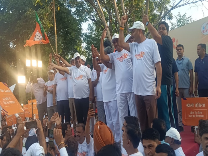 युवा मैराथन में आए युवाओं को संबोधित करे हुए केंद्रीय मंत्री भूपेंद्र यादव व उनके साथ बीजेपी के नेता और कार्यकर्ता भी पहुंचे।