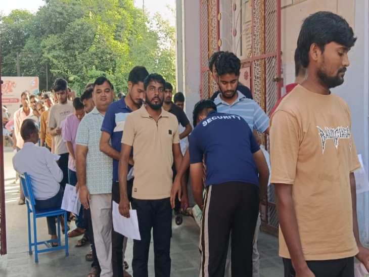 अलवर शहर में 4th ग्रेड भर्ती में पहुंचे अभ्यर्थी। एक एग्जाम सेंटर से प्रवेश करते हुए।