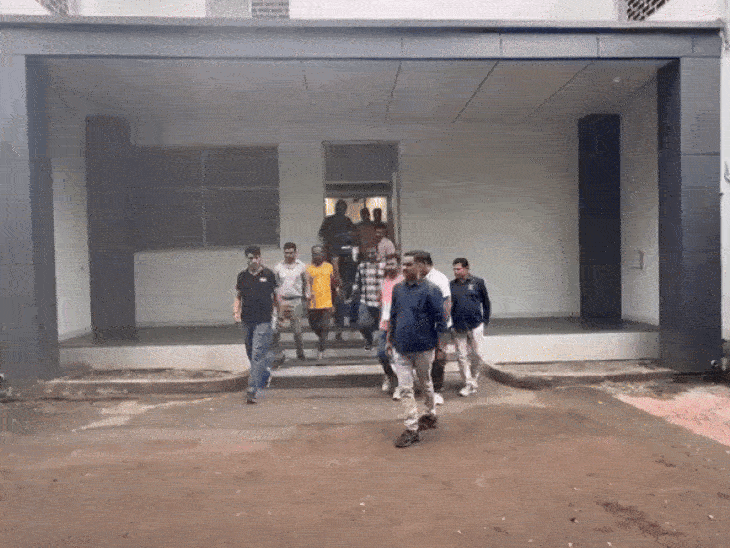 क्राइम ब्रांच की गिरफ्त में आए तीनों आरोपी।