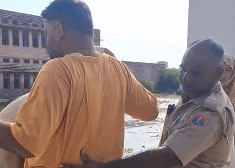 प्रवेश से पहले अभ्यर्थी की जांच करती पुलिस