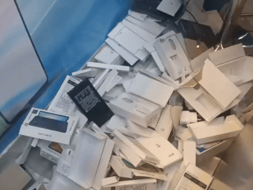 मोबाइल ले गएलेकिन खाली डिब्बे छोड़ गए चोर।