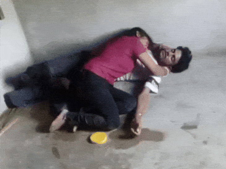 A young man living with his girlfriend committed suicide. | प्रेमी की लाश  से लिपटकर रोई प्रेमिका: दोनों लिव- इन में रह रहे थे; झारखंड से दो महीने  पहले बाड़मेर आई थी -