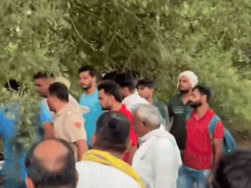 मौके पर एकत्रित हुए लोग, और एम्बुलेंस में बैठाए गए घायल।