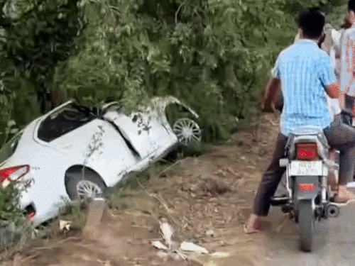 हादसे के बाद सड़क किनारे पलटी कार, और घायलों को लेने के लिए पहुंची एम्बुलेंस।
