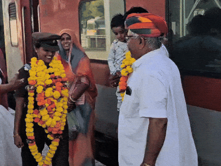 बाड़मेर पहुंचने पर ससुर मोहनलाल को किया सैल्यूट ।