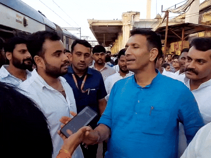 ग्वालियर स्टेशन पर ट्रेन छूटने के बाद प्रदेश कांग्रेस अध्यक्ष जीतू पटवारी। - Dainik Bhaskar