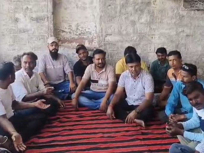 पाली के पुनागर माताजी मंदिर परिसर में आयोजित बैठक में मौजूद सरगरा समाज सेवा समिति के पदाधिकारी। - Dainik Bhaskar