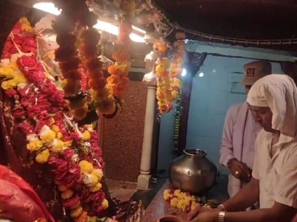 मां की आराधना के लिए मंदिरों में पहुंचे भक्त।