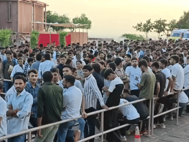 मंदिर में दर्शन के लिए सुबह 7 बजे से श्रद्धालुओं की भीड़ जुटना शुरू हो गई।
