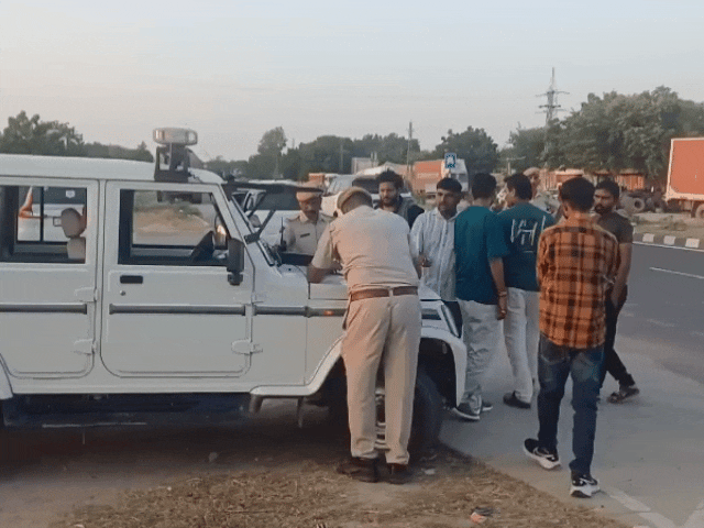 नियम तोड़कर चलने वाले वाहनों के खिलाफ पुलिस ने कार्रवाई की।