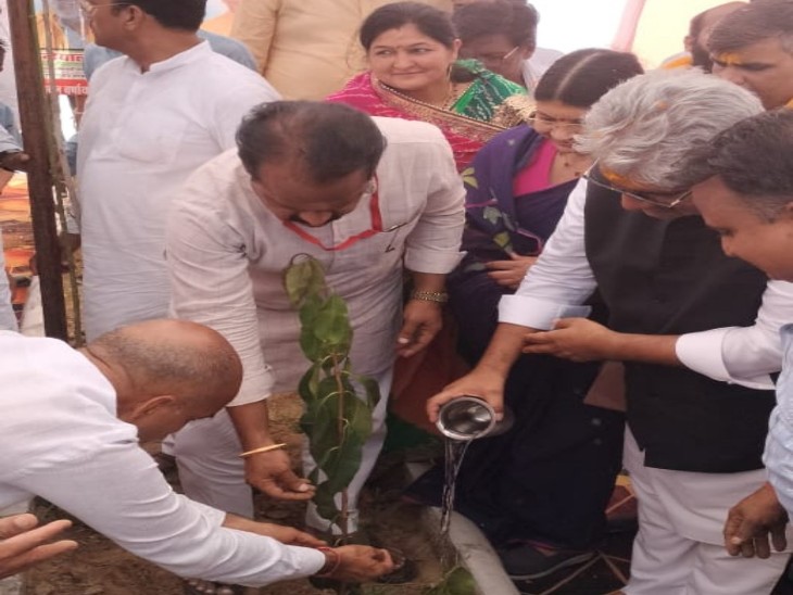 केंद्रीय पर्यावरण मंत्री भूपेंद्र यादव, जलदाय मंत्री कन्हैयालाल चौधरी आदि ने पौधारोपण किया।