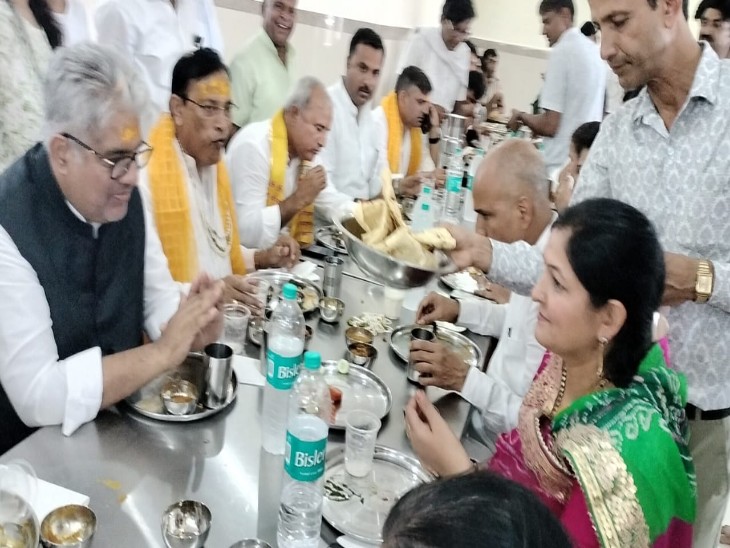 केंद्रीय पर्यावरण मंत्री भूपेंद्र यादव समेत अन्य अतिथियों ने जैन भोजन शाला में शुद्ध भोजन प्रसादी ली।