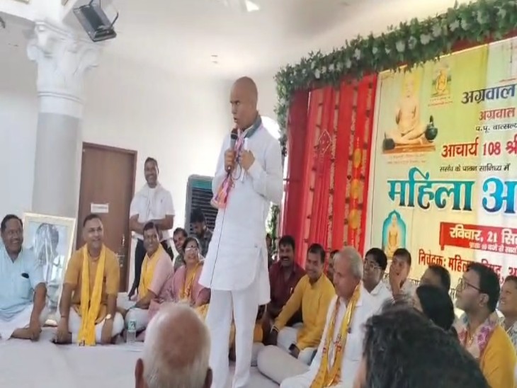 अग्रवाल समाज चौरासी के तत्वाधान में महिला परिषद द्वारा डिग्गी स्थित अग्रवाल सेवा सदन में आयोजित हुआ। इसे जलदाय मंत्री कन्हैयालाल चौधरी ने संबोधित किया। - Dainik Bhaskar