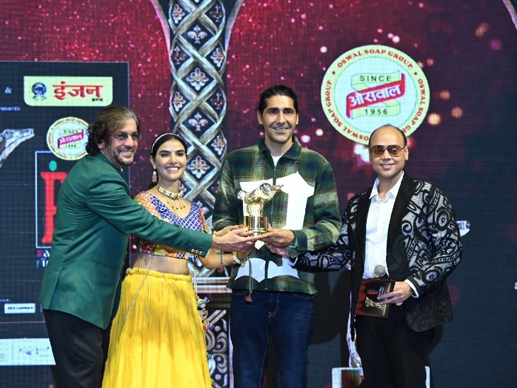 अवॉर्ड लेते हुए राजस्थानी एक्टर श्रवण सागर।