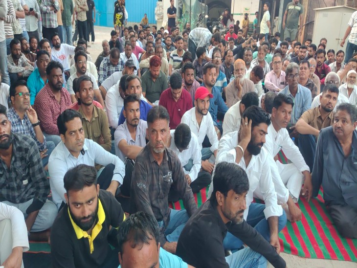 हॉस्पिटल में धरने पर बैठे मृतक के परिजन व लोग।