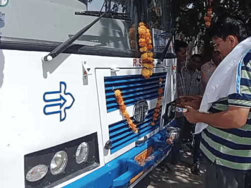 बस सेवा शुरू करने से पहले उसकी पूजा की गई।