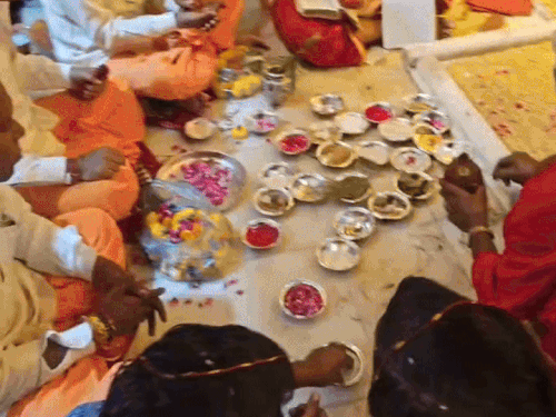 घट स्थापना की पूजा अर्चना करते ट्रस्ट के लोग।