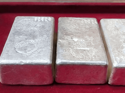 चांदी 1 किलो के लिए 85 हजार रुपए में मिल रही थी।
