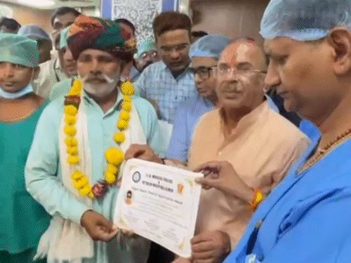 दुर्गा शंकर के पिता जवान राम गुर्जर को विधानसभा अध्यक्ष वासुदेव देवनानी ने प्रमाण पत्र दिया।