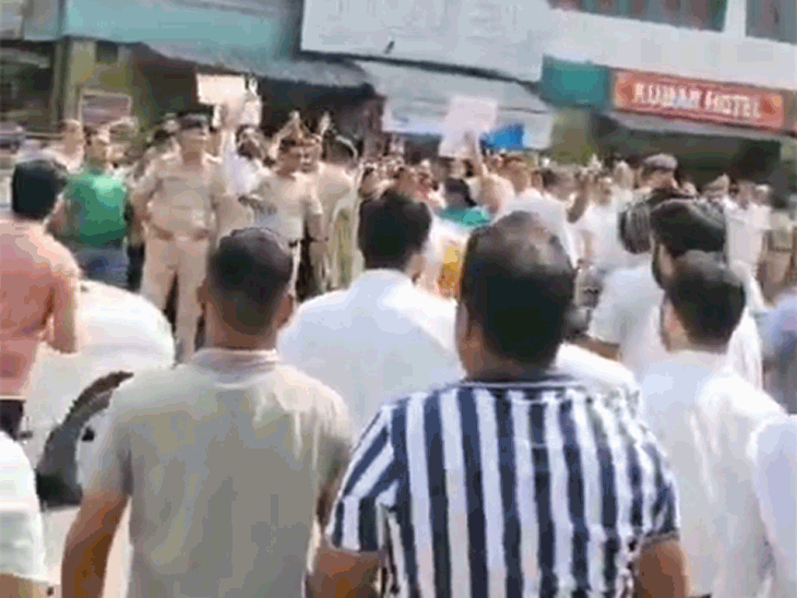 सुंदरनगर के भोजपुर बाजार में सांसद कंगना को युवा कांग्रेस कार्यकर्ताओं ने काले झंडे दिखाए।