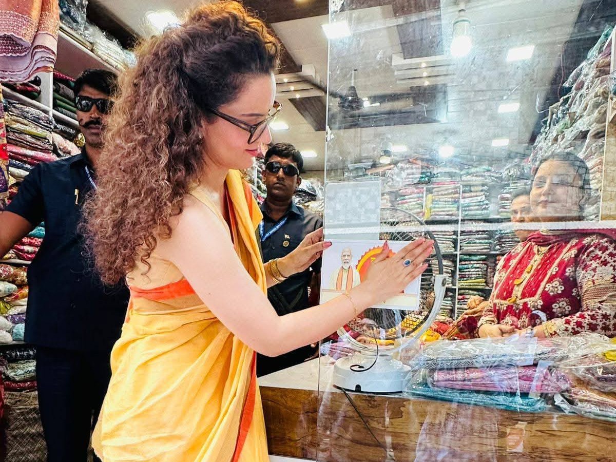मंडी के सुंदरनगर में जीएसटी उत्सव के स्टिकर लगाते हुए सांसद कंगना।