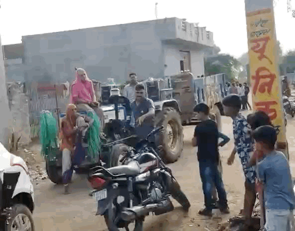 पुलिस की कार्रवाई के दौरान महिलाएं ट्रैक्टर पर चढ़ गई।