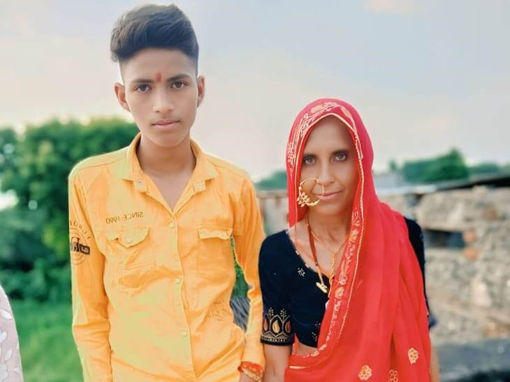 दुर्गा शंकर गुर्जर अपनी मां के साथ। 16 सितंबर को सिर में दर्द होने के बाद बेहोश हो गया था। (फाइल फोटो)