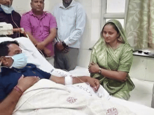 भरतपुर सांसद संजना जाटव ने जयपुर के एसएमएस हॉस्पिटल में भर्ती नरेश मीणा से हालचाल पूछा तो पूर्व मंत्री विश्वेंद्र सिंह के बेटे अनिरुद्ध सिंह ने आपत्ति जताई।