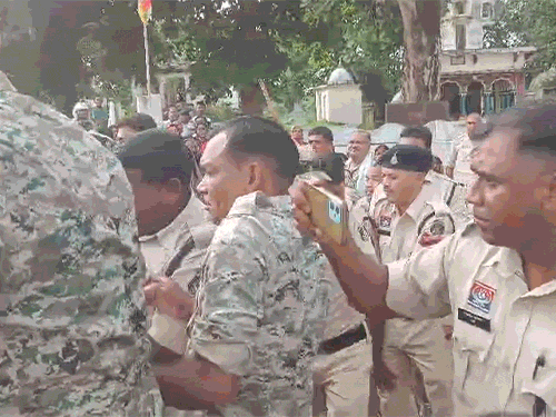 ग्रामीण और पुलिसकर्मियों के बीच झड़प।