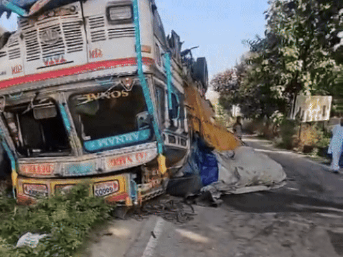 सर्विस रोड पर पलटा ट्रक।