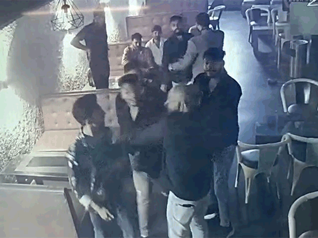 एक युवक अज्जू के सिर पर तड़ातड़ मारता हुआ दिखाई दे रहा है।