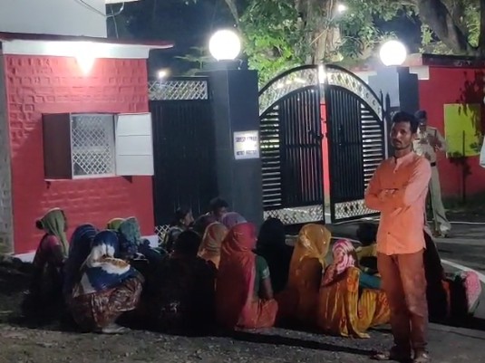 देर रात परिजन ग्रामीणों के साथ कलेक्टर आवास पहुंच गए।