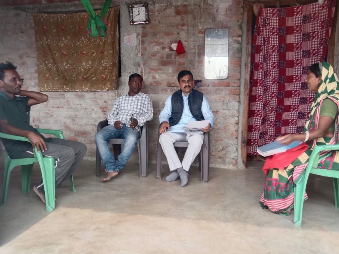पूर्व जिला पंचायत सदस्य विक्रम देशमुख परिजनों से मिलें।