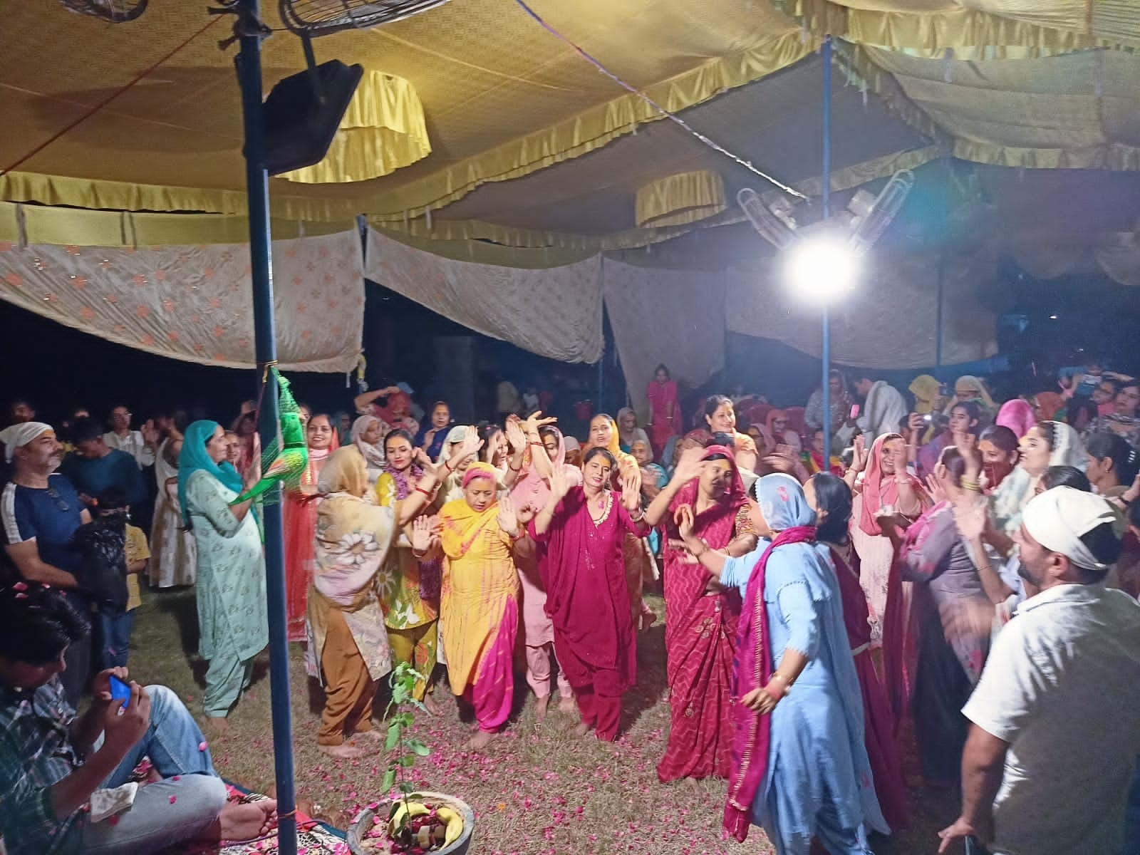 कथा के दौरान भजनों पर श्रद्धालु झूमते हुए नजर आए।