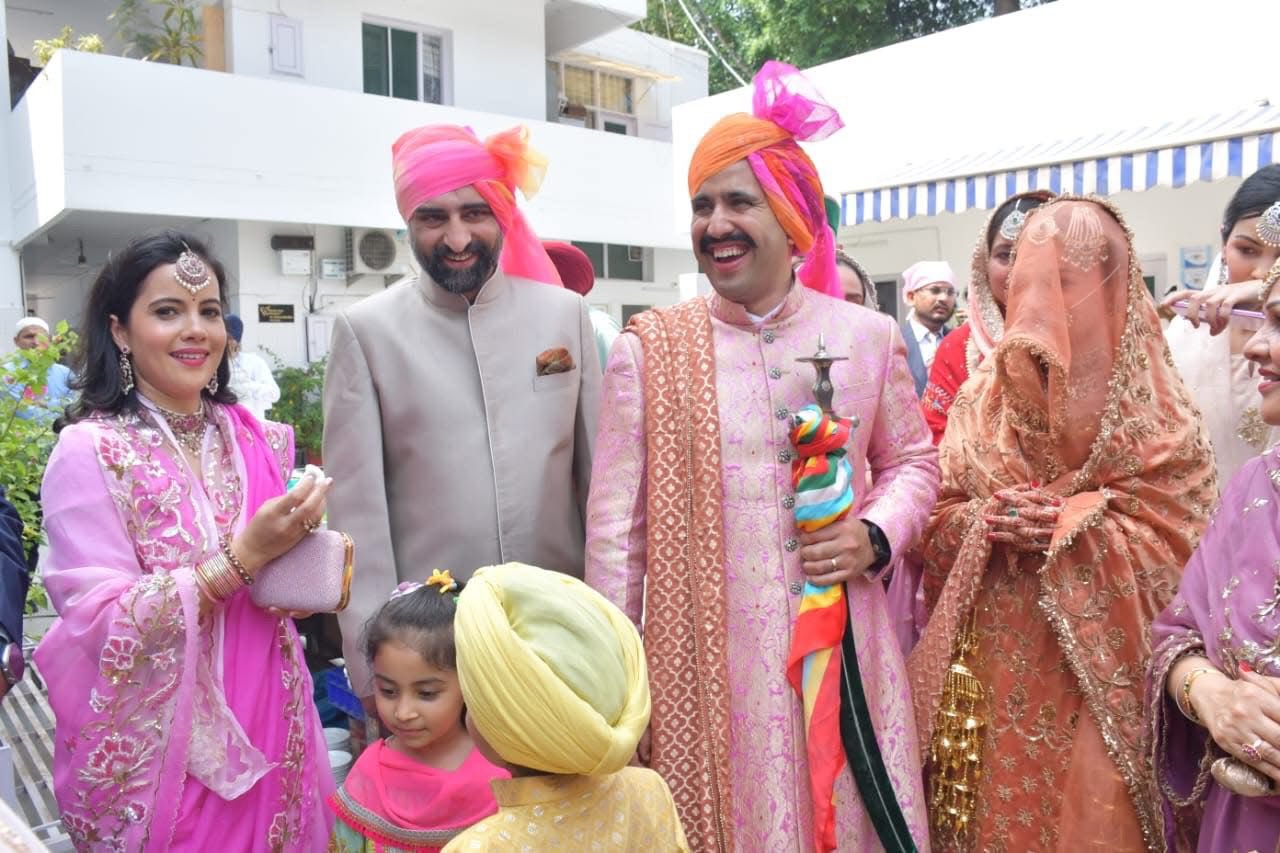 विक्रमादित्य सिंह अपनी दुल्हन, बहन व रिश्तेदारों के साथ हंसी के ठहाके लगाते हुए।