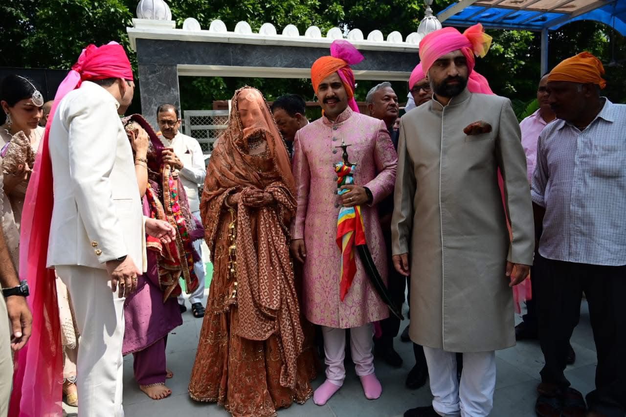 चंडीगढ़ में नवविवाहित दंपती और रिश्तेदार।