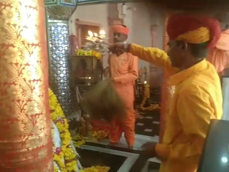 माता की प्रतिष्ठा के रूप में जवारो के साथ घट (कलश) स्थापना की गई।