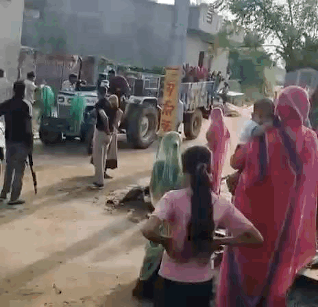 पुलिस के साथ धक्का मुक्की भी की गई।