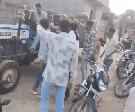 महिलाएं ट्रैक्टर के सामने आकर खड़ी हो गई।