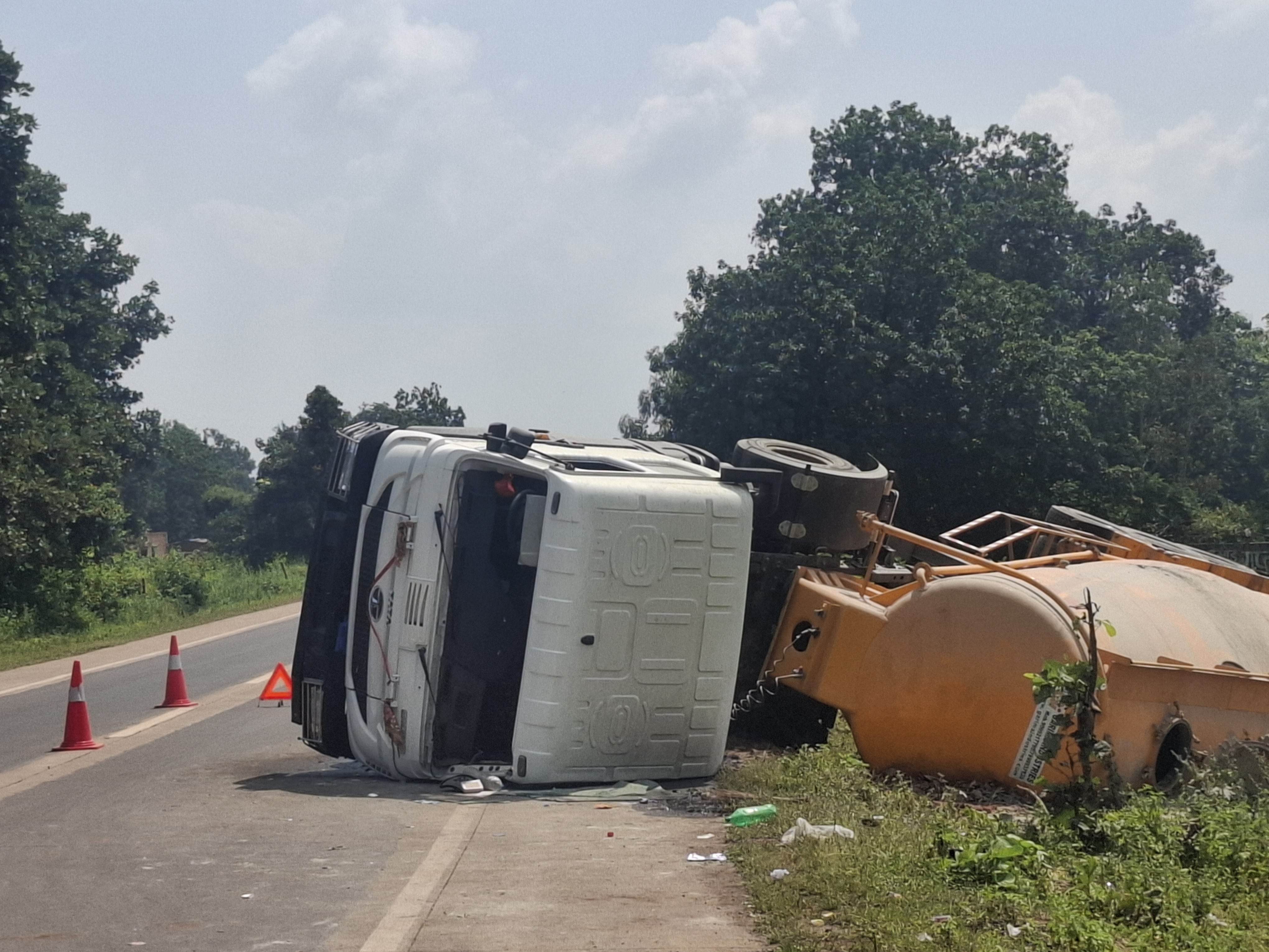Capsule truck overturned on NH-43 coming out of Katni | कटनी से निकले ...