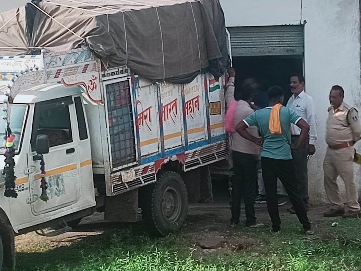 प्रशासन ने गोदाम से खाद जब्त किया।