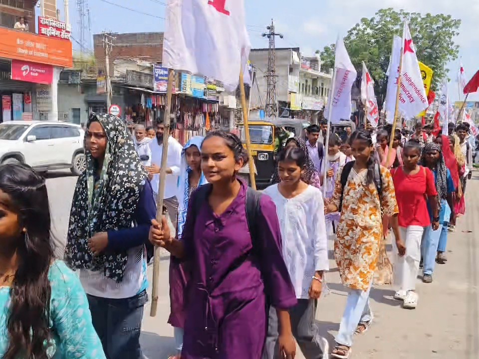 एसबीपी कॉलेज परिसर से शुरू हुई रैली कलेक्ट्रेट तक पहुंची।