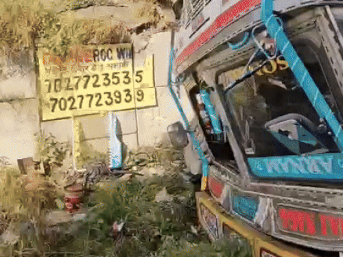 फ्लाइओवर से नीचे पड़ा सेब से भरा ट्रक।